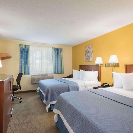 Days Inn By Wyndham Greenfield Bagian luar foto