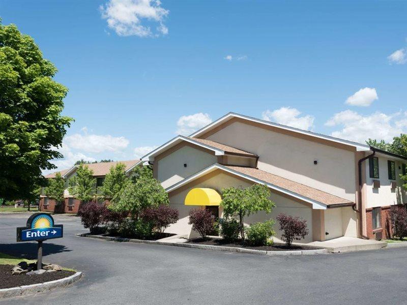 Days Inn By Wyndham Greenfield Bagian luar foto