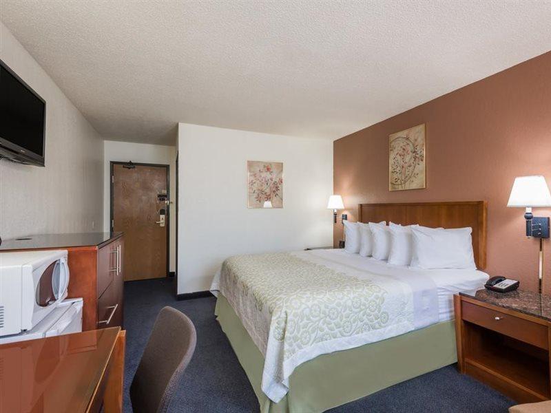 Days Inn By Wyndham Greenfield Bagian luar foto