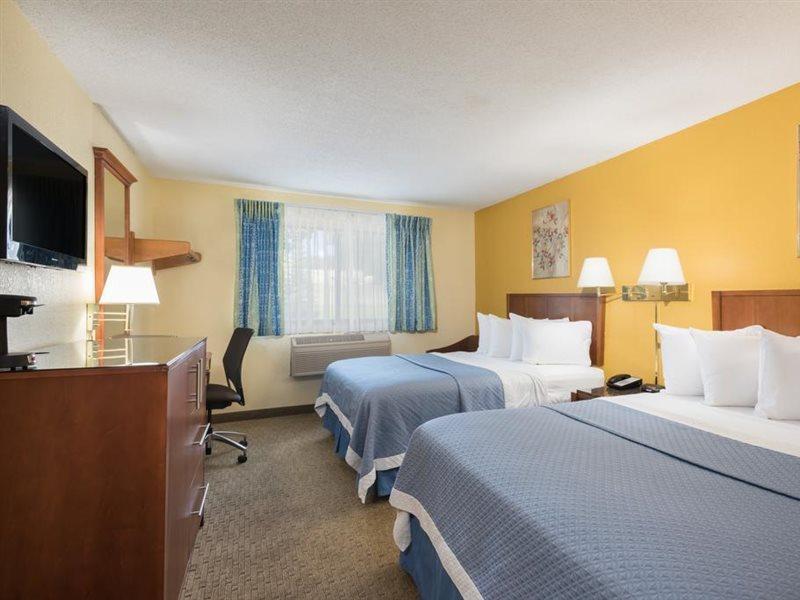 Days Inn By Wyndham Greenfield Bagian luar foto
