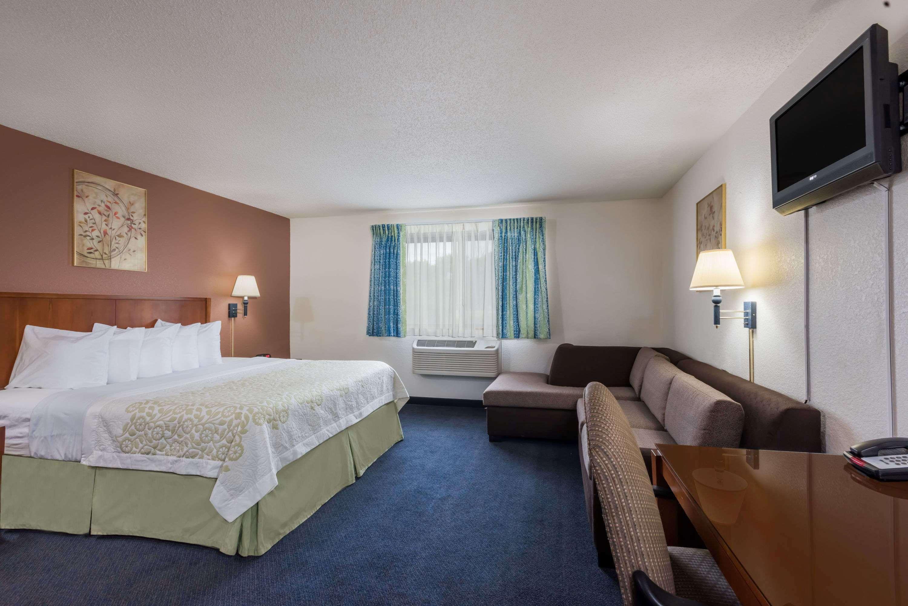 Days Inn By Wyndham Greenfield Bagian luar foto