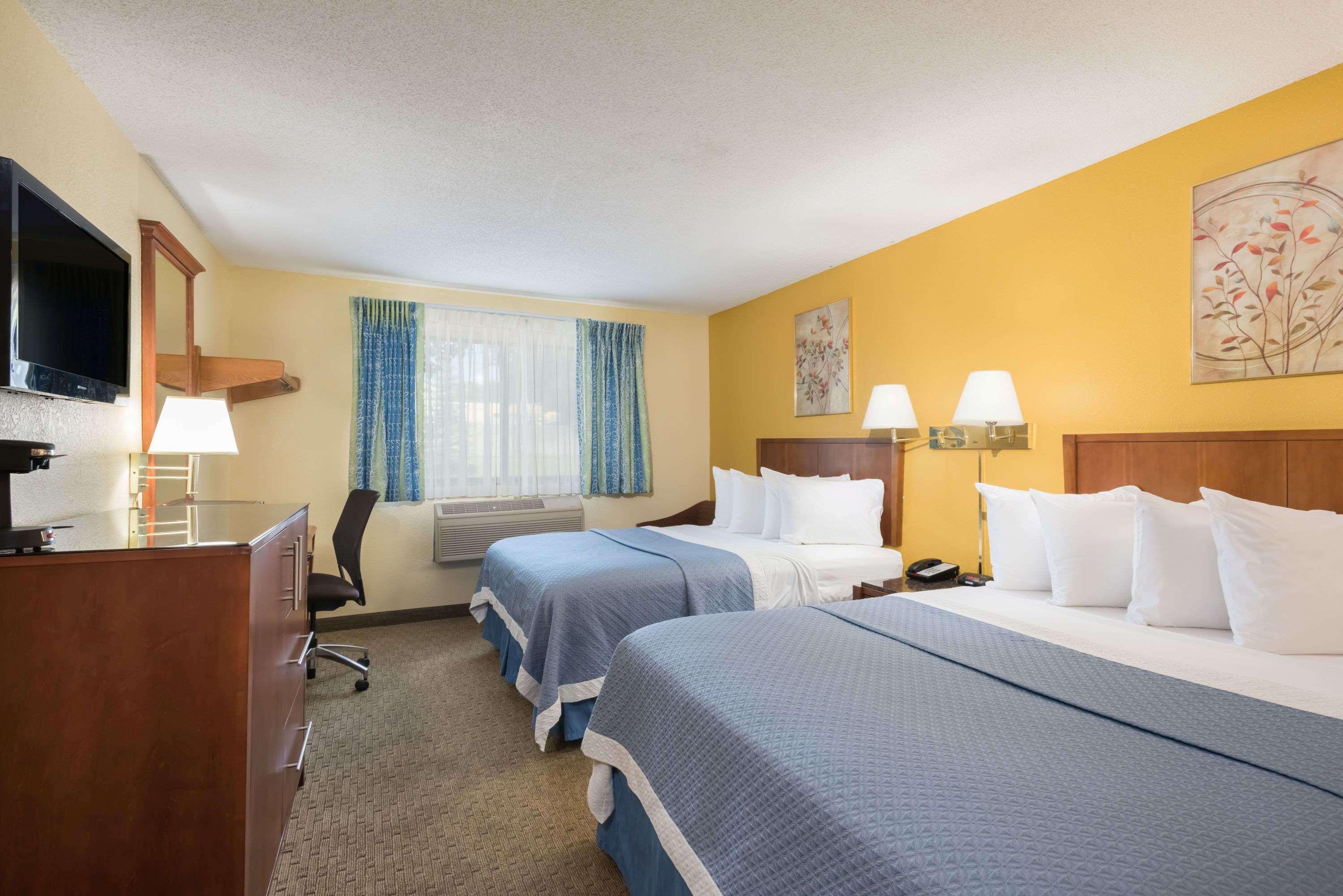 Days Inn By Wyndham Greenfield Bagian luar foto