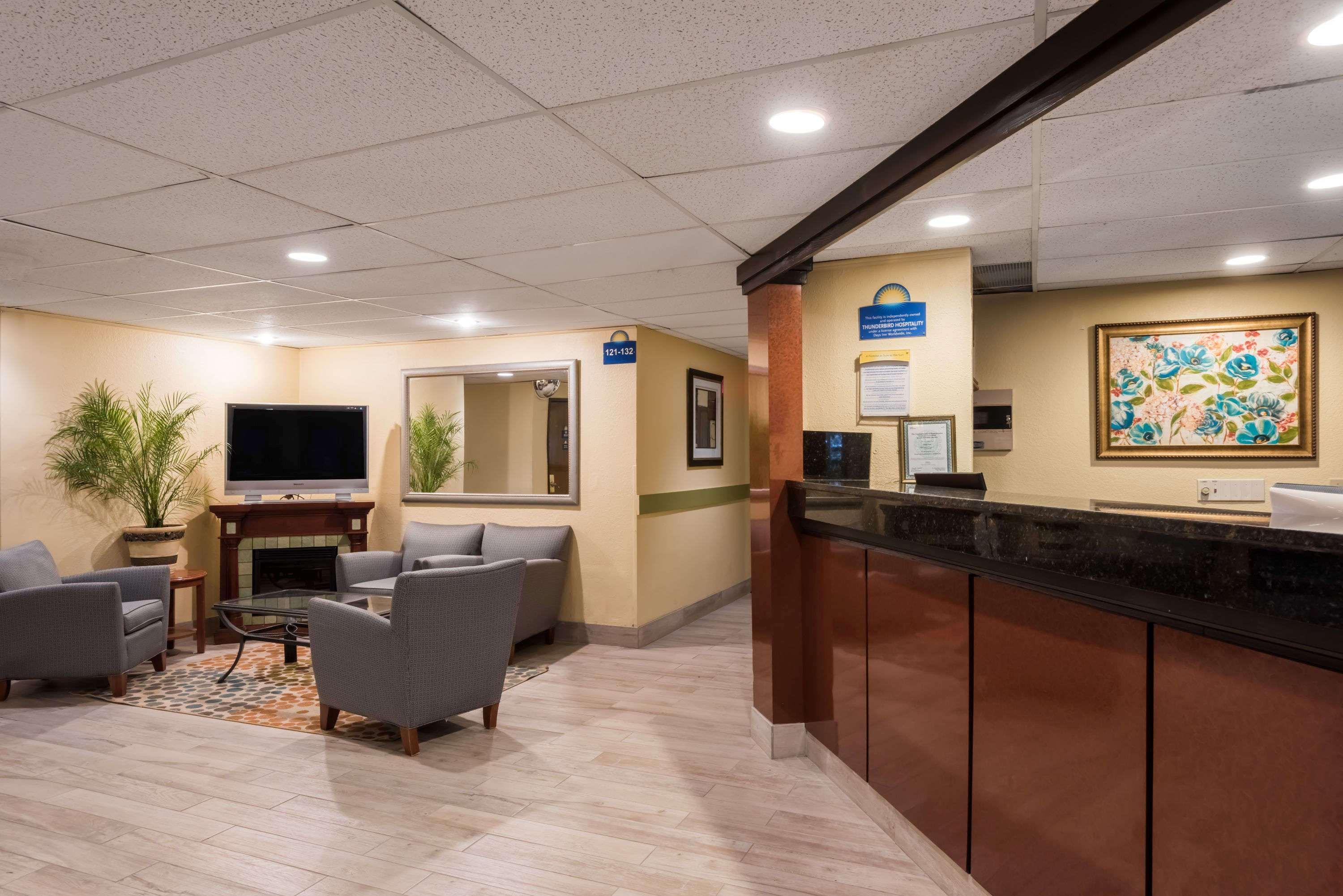 Days Inn By Wyndham Greenfield Bagian luar foto