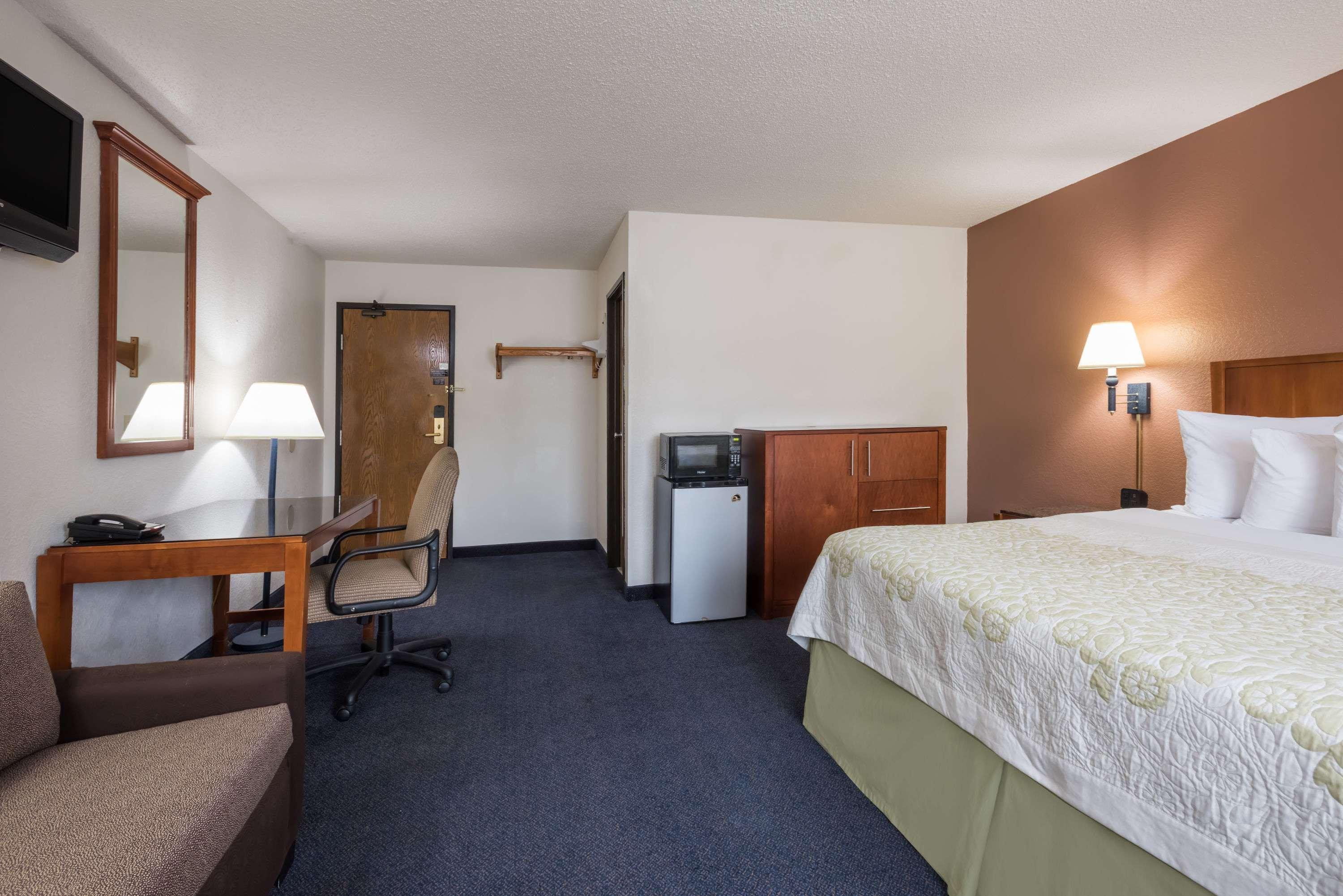 Days Inn By Wyndham Greenfield Bagian luar foto