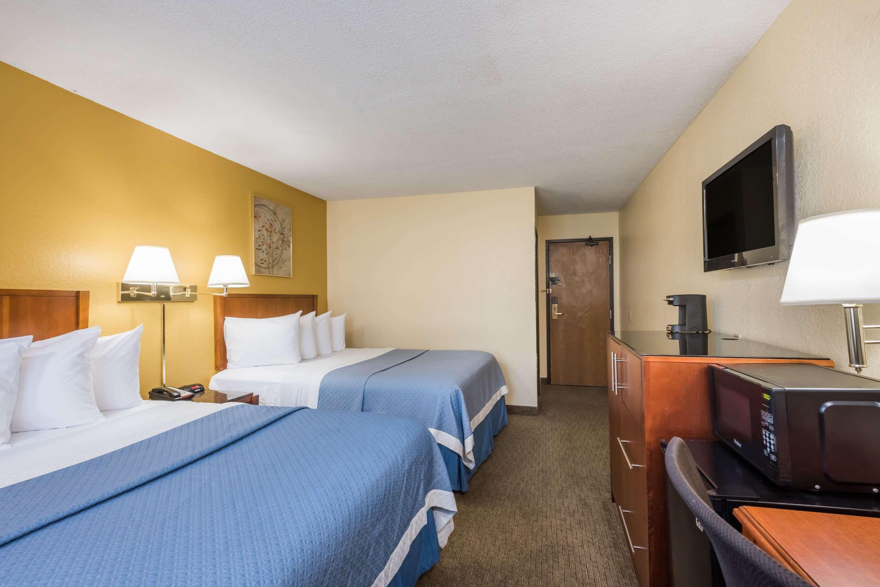 Days Inn By Wyndham Greenfield Bagian luar foto